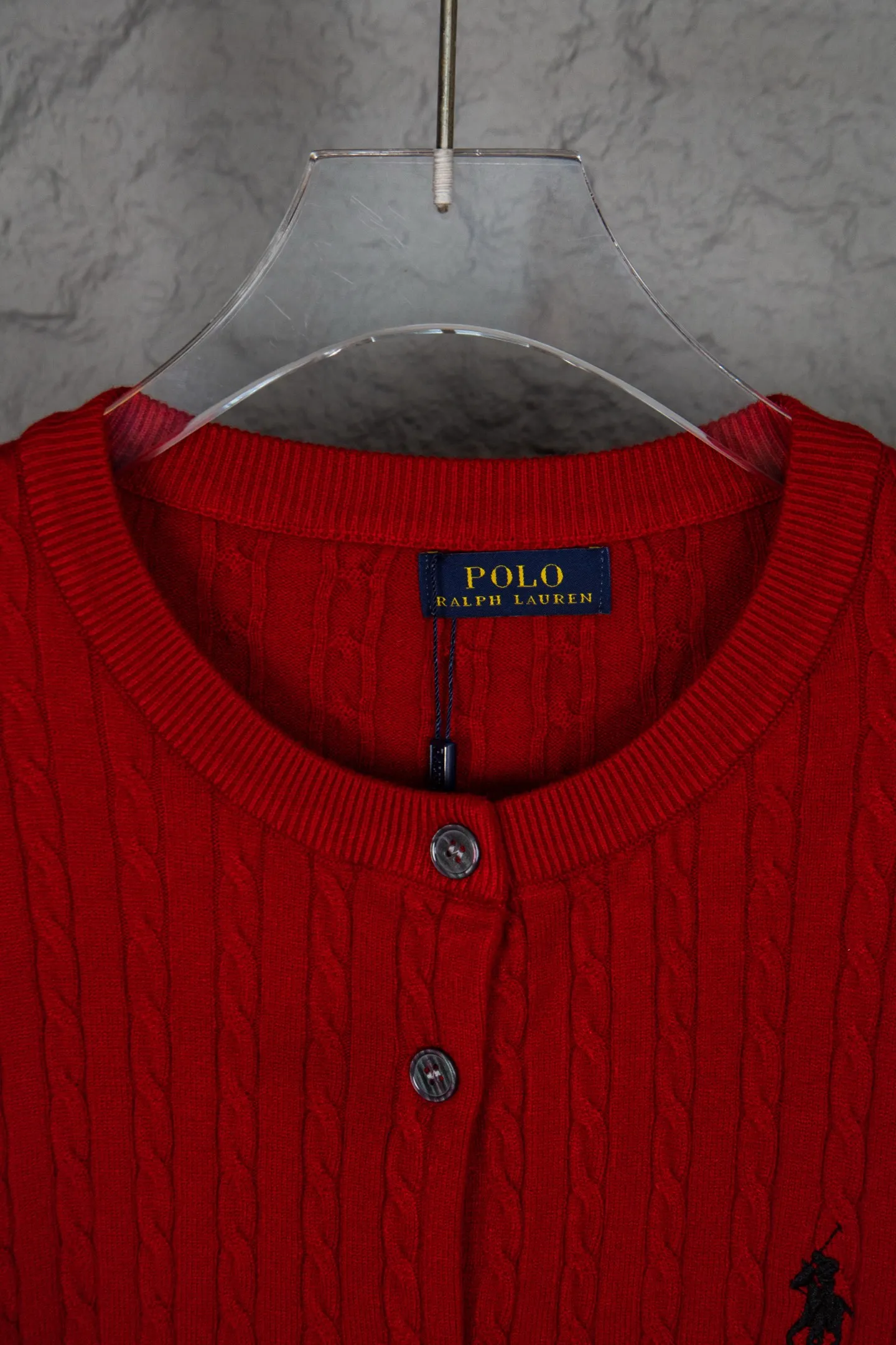 P190 Ralph Lauren Classic Round Neck Solid Color Pony Embroidered Logo Knitted Cardigan Long Sleeve Ralph Lauren Classic Basic Versatile Twist Knitted Cardigan Long Sleeve Main supply platform live broadcast Wholesale entity Replenish when out of stock Not removed from the shelves Quality 1:1 patterning Complete three standards Correct version of pony logo Imported quality cotton yarn Focus on high-end Cost-effective Good quality Needless to say Zhao Lusi's same style is really amazing, so sweet I'm so beautiful. This cardigan is really good-looking. It's simple and easy to wear. It's a must-have for goddess ootd. Good-looking clothes are never picky. A must-have in the wardrobe of goddesses. Size: S-XL. Color: black, apricot, gray, navy, red, white.
